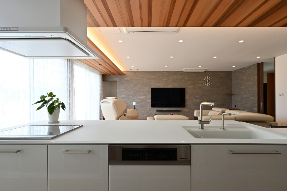 広いリビング、キッチンからもテレビを見ることが出来るサイズ感とイメージの生まれる空間設計
