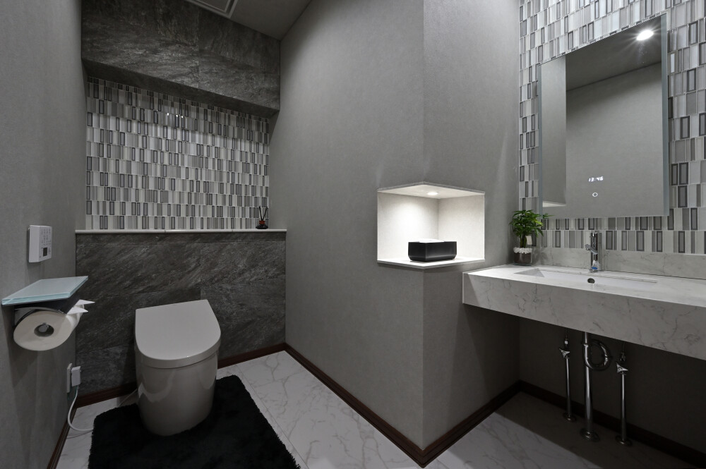 アーバンスタイルなホテルライクをイメージした水回りのトイレ空間のデザイン提案ミックスモザイクのタイルを使い壁紙とも融合