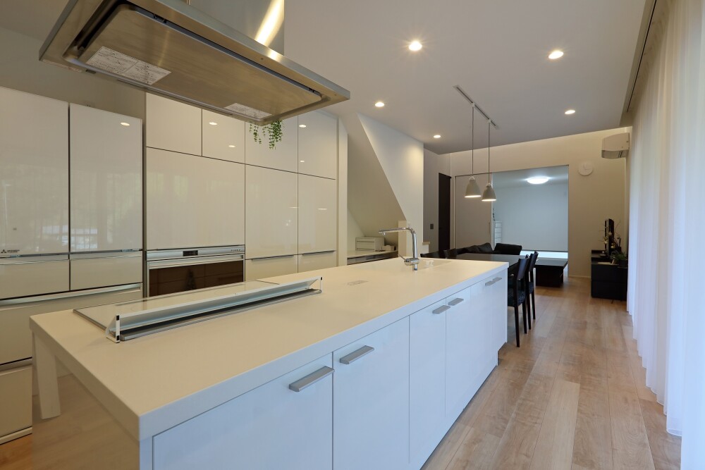 シンプルモダンなデザイナーズ住宅を意識したLDK空間に存在感のあるLIXILアイランド型キッチンを溶け込ませ間取りに工夫を設計した住まいの新築工事での提案採用実例