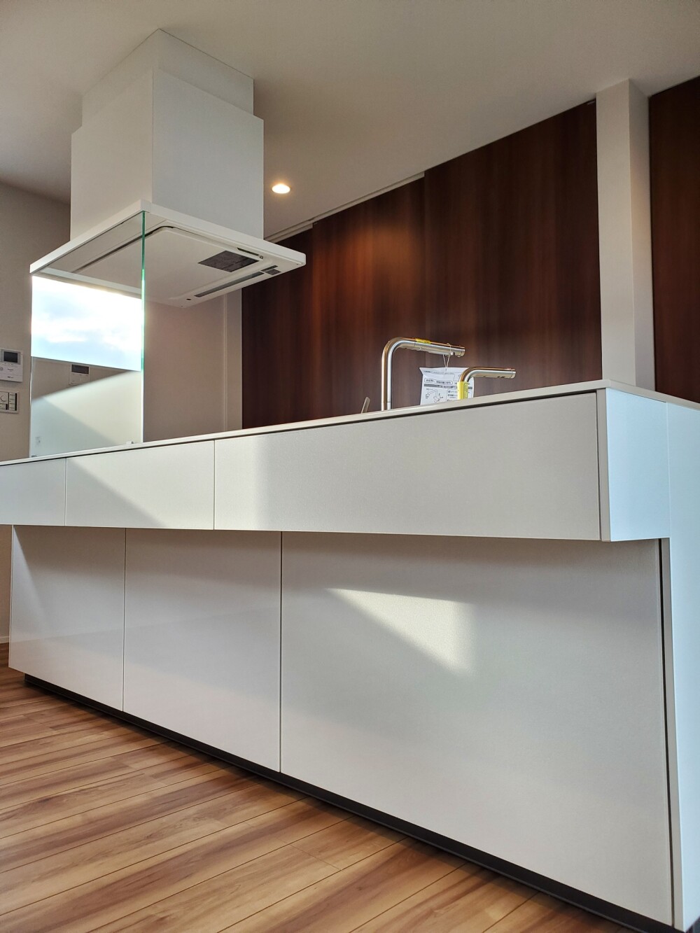 アイランド型キッチンも間取りと暮らしの関係性から簡易的なカウンターキッチンとしてデザインの幅を持つ暮らしの質を向上させる居心地の良い空間デザイン