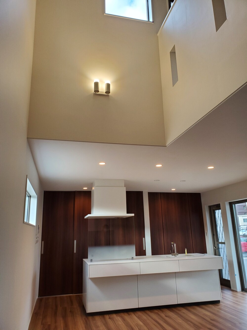 シンプルモダンなオシャレな吹抜け空間のあるLDKに採用したアイランド型キッチンのある暮らしの設計提案