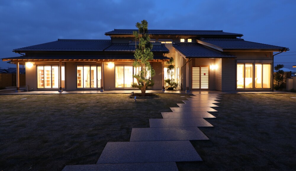 奈良県磯城郡三宅町に建つ和風モダンな数寄屋の家外観の夜景は広大な芝生の庭を存分に満喫する心地の良い夜の風景を提案