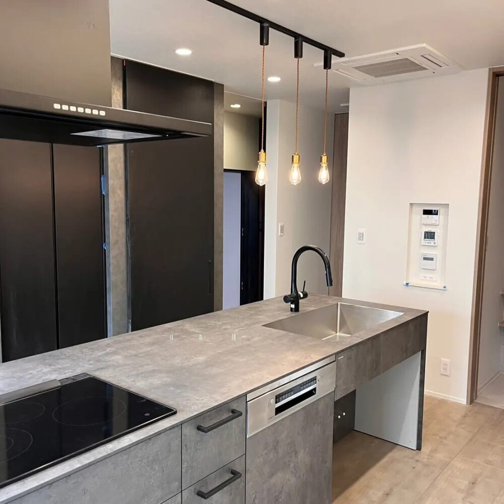 アイランド型キッチンを提案したキッチンハウスを採用したデザイナーズ住宅のモダンな二階LDK空間設計事例