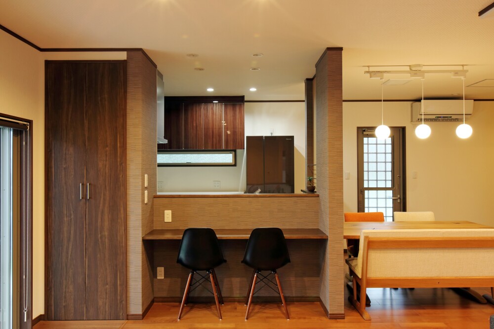 LDKを程よく分断化した対面式キッチンのレイアウトでカウンターをくつろげる空間として書斎のように使うことが出来るデザインに