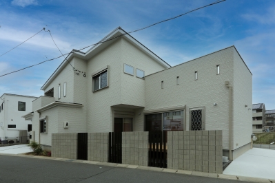 外観　モダン　白い壁の家　奈良市　新築　注文住宅