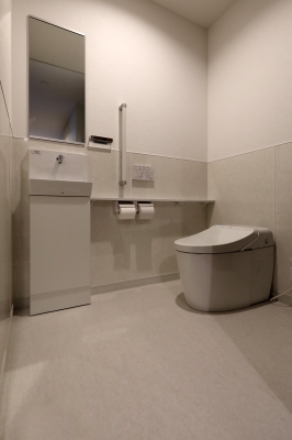 オシャレなトイレ　広いトイレ　WC　新築の家　白い部屋　白いトイレ