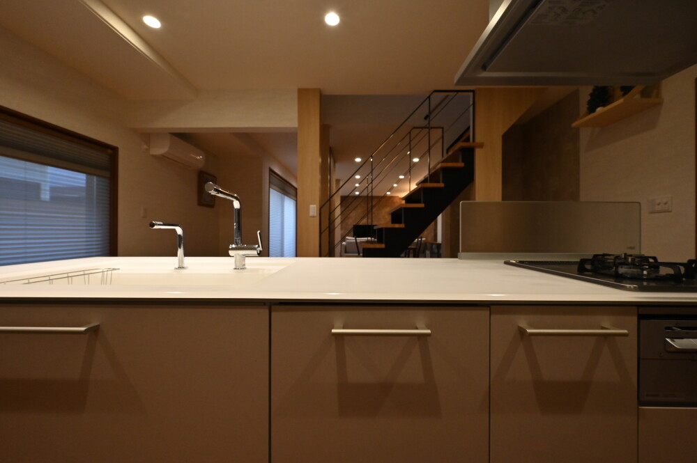 リビングアクセス階段　リビング階段　オシャレ　ゴージャス　TOTO　システムキッチン　デザイン　間取り　設計　家　廊下　階段　　