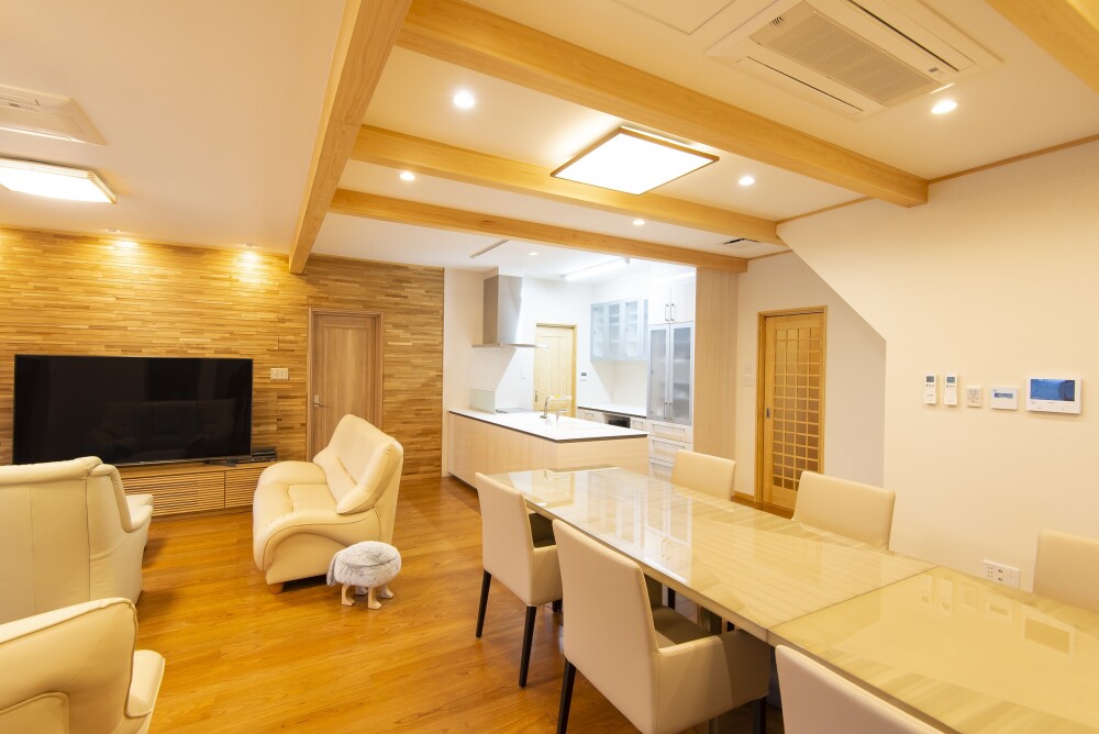 広いリビング　ゲストルーム　フローリング　床　壁　ソファ　ソファー　デザイン　デザイナーズ住宅　設計士とつくる家　豪邸のデザイナー