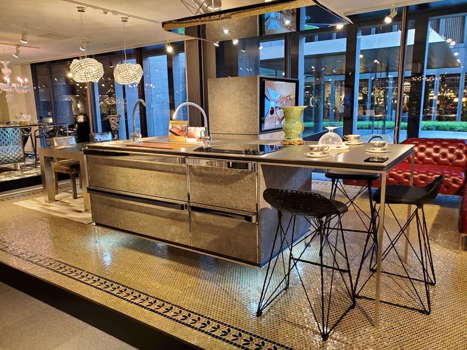 デザイナーズ住宅にモダンに映える空間展示オシャレな暮らしをホテルライクに提案するトーヨーキッチンスタイルショールームのアイランドキッチン