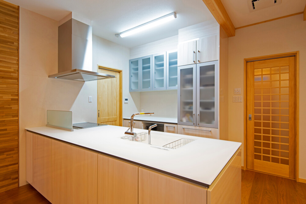 片方に扉を設けてアイランド型のように使用が可能な間取り提案プランでのLDK空間設計とキッチンの活用方法