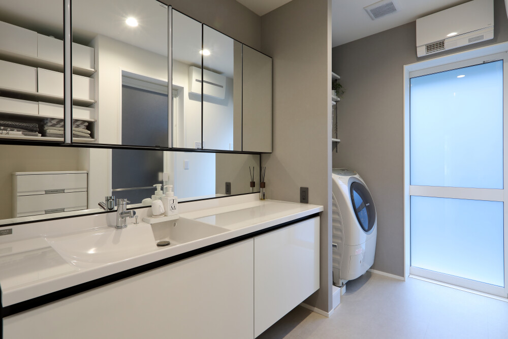 シンプルモダンな家の洗面脱衣ランドリールームを兼ねた空間設計の実例デザイン設計