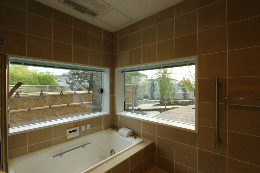 バスルーム　高級住宅　浴室　スーパーエクセレントバス　TOTO　タイル張りの浴室　お風呂　旅館のような家　旅館のようなお風呂　バスルーム　