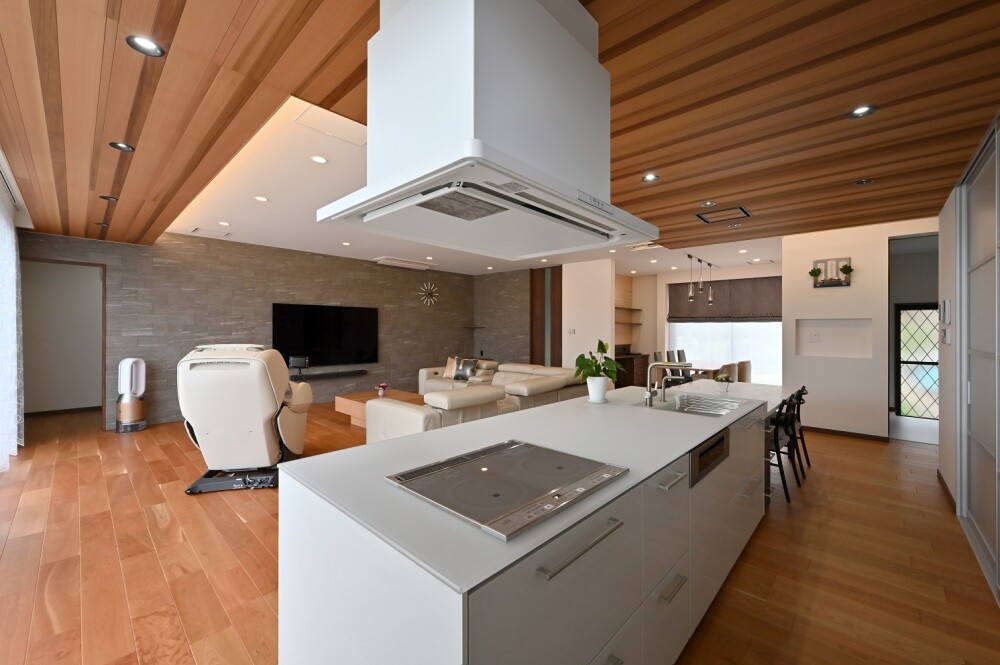 広いLDK（リビング・ダイニング・キッチン）に開放感を促すように設けた視野が広がる空間構成提案のTOTOアイランド型キッチン