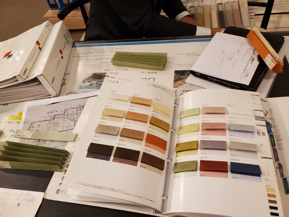 YAMADA×IDC大塚家具大阪何強ショールームにて間取りと暮らしの関係性をデザインしてカーテンや家具類のインテリア提案の打ち合わせ中
