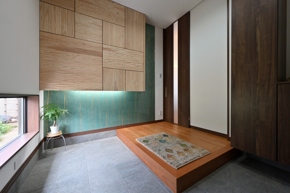 和モダンをイメージした暮らしの空間に箔ガラスの壁と木の風合いをモダンにイメージしたクールジャパンデザインの壁材の提案設計