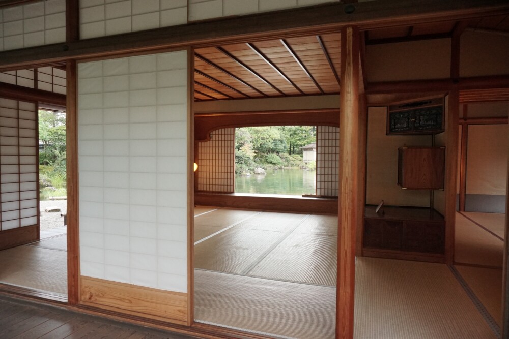 奈良の伝統的な和風建築の座敷と縁側から望む庭園と池の景色。障子と畳、木の温もりが調和した空間は、古民家再生や実家じまい、和モダン住宅リノベーションの参考になるデザイン。
