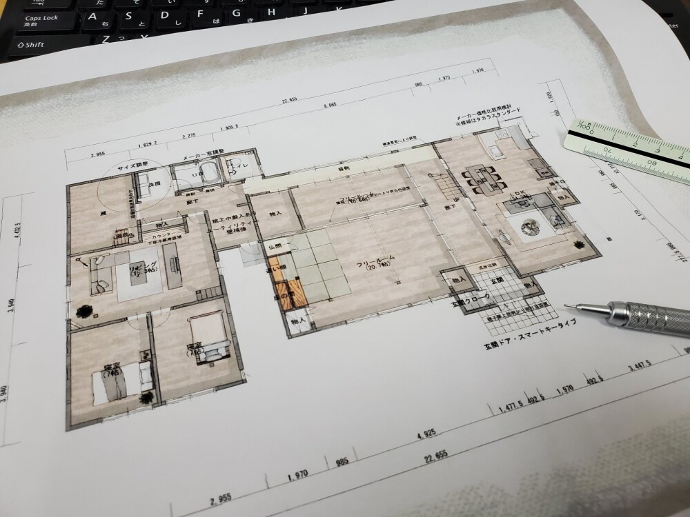 奈良県の建築設計事務所「やまぐち建築設計室」が提案する和モダン住宅の間取り図。動線や収納、採光計画までを丁寧に描いた平面図が机上に広げられ、建築家のスケールと製図ペンが添えられている。家づくりを検討する施主が“暮らしの質”を考える際の具体的な設計イメージとして、生活動線・家事効率・光の入り方・居場所の配置を可視化した提案プラン。建築家とともに、自分らしい暮らしを設計するプロセスを感じさせる一枚。