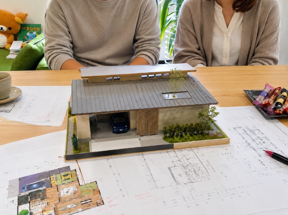 奈良県の建築設計事務所「やまぐち建築設計室」が設計した、木の温もりと和の美意識を取り入れた和モダン住宅の玄関。ゆとりのある玄関土間から木製の段差を上がると、木目を生かした壁と天井、自然な風合いの化粧梁が印象的な空間が広がる。窓から差し込む柔らかな自然光、奥の障子、季節の草花が静かな彩りを添える。素材の質感と余白を大切にし、家に帰るたびに心が安らぐ、日々の暮らしの豊かさを考えた和モダンの注文住宅。