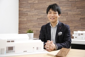 やまぐち建築設計室での個別相談の様子。建築家・山口哲央が、住まい手の理想や暮らしの要望を丁寧にヒアリングしている。奈良県橿原市にある設計アトリエにて、「和モダン」や「ジャパンディスタイル」など、暮らしに寄り添った住まいづくりを提案。