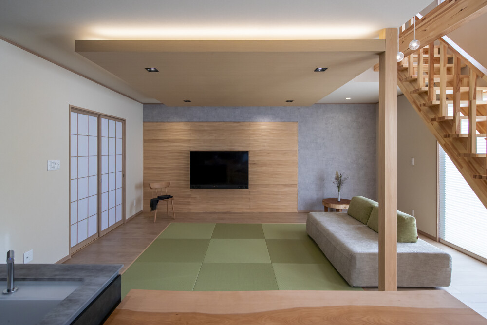 奈良県のやまぐち建築設計室が手掛けた、畳リビングと木天井が美しい和モダン住宅のLDK空間。障子・間接照明・リビング階段を融合し、和と北欧モダンが調和する落ち着いたインテリアデザイン。家族が自然と集まり、心が整う注文住宅の暮らし空間。