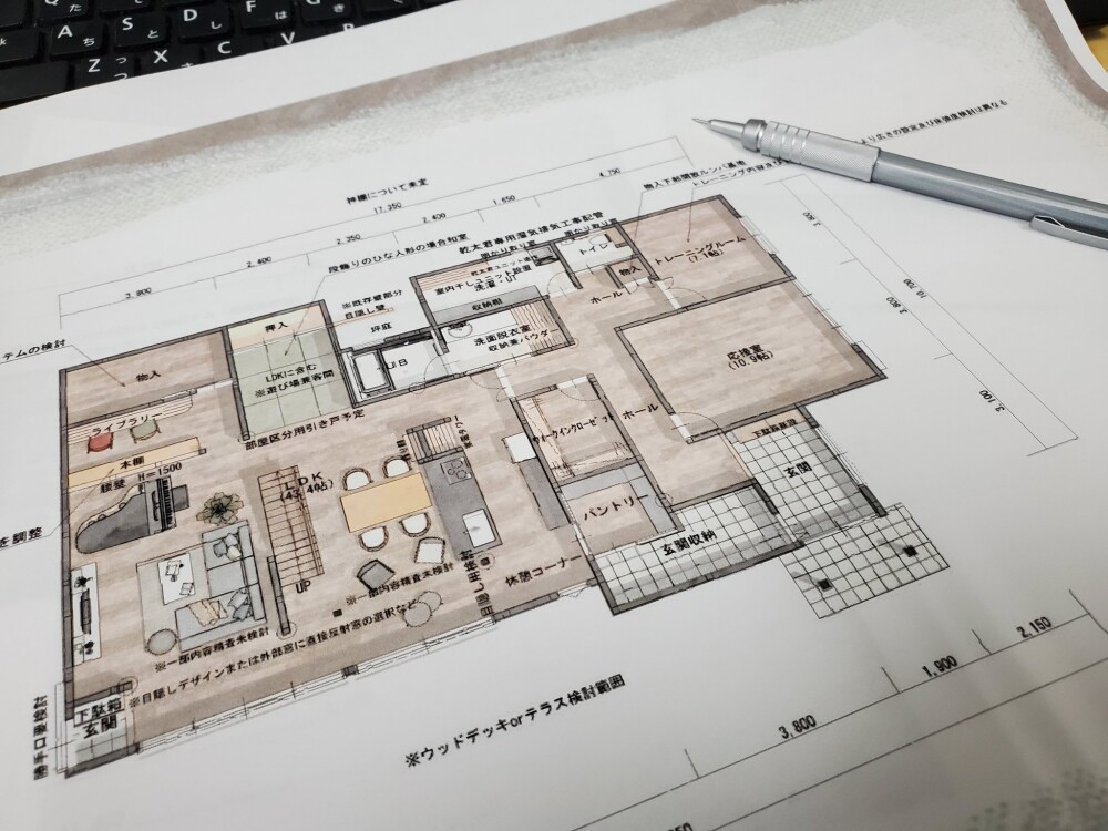 奈良県のやまぐち建築設計室が提案する注文住宅の間取り図。家族の暮らしやすさを考えた和モダンデザインで、リビング・ダイニング・キッチンが心地よくつながる設計。パントリーや家事室、来客動線まで丁寧に配慮し、生活動線が美しく整理された快適な住まいの間取り事例