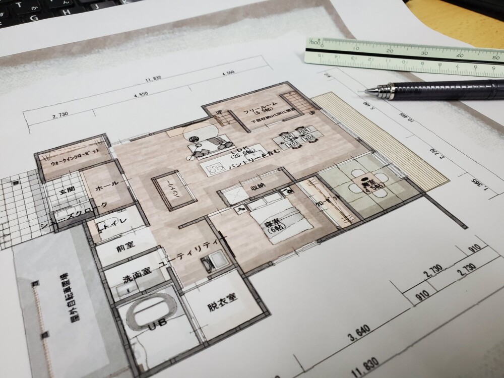 やまぐち建築設計室が手がける和モダン住宅の1階平面図。パントリー付きのアイランドキッチンを中心に、ワークスペースや和室、主寝室、水まわりが効率よく配置され、家事動線と生活動線が融合した快適な住まい設計が特徴