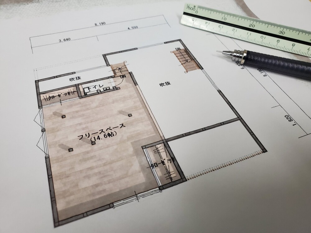 やまぐち建築設計室による吹き抜け空間を活かした2階フリースペースの間取り図。約14.6帖の多目的スペースにトイレと収納を設け、家族構成やライフスタイルの変化に応じて書斎や趣味室、子どもの遊び場など柔軟に使える設計が特徴