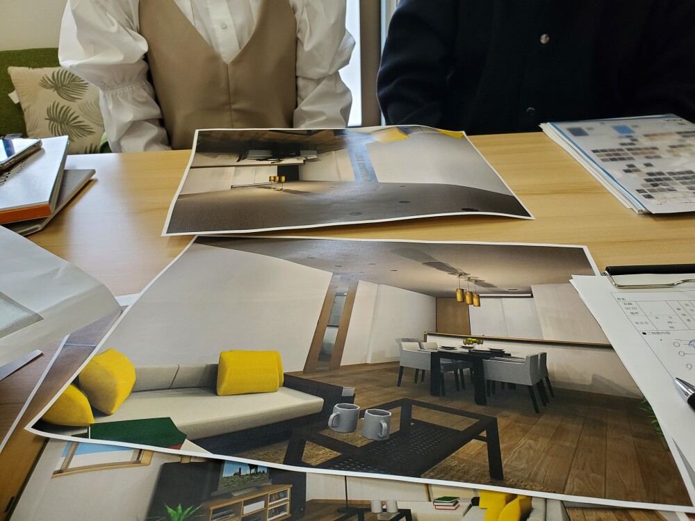 和モダン住宅のCGパースやインテリアデザイン資料を囲んで打ち合わせする風景。奈良で注文住宅・和モダン住宅を建築家と一緒にface to face の対話で丁寧に計画するやまぐち建築設計室の家づくりの打ち合わせシーン。