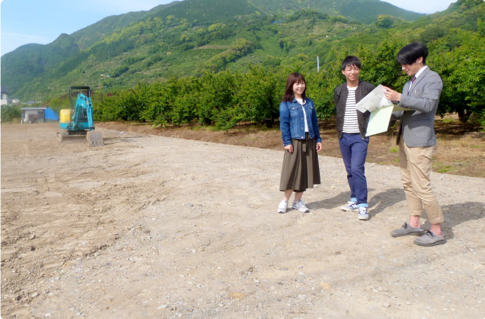 奈良県（奈良市・橿原市・香芝市・葛城市）で注文住宅のための土地探しを進める家族と建築家の現地確認風景。土地の広さ・陽当たり・敷地条件を現地で確かめながら、理想の住まいづくりにふさわしい土地選びをサポートする様子。奈良の家づくり相談・土地選びのポイント解説中コラム用画像。