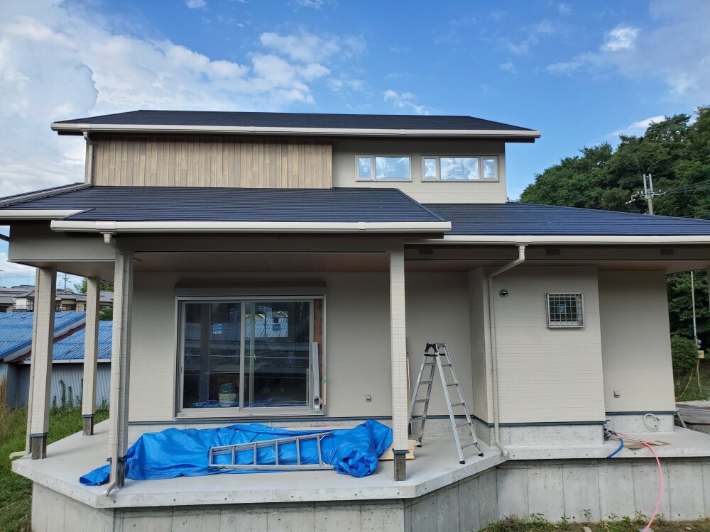 奈良県で建築中の和モダン住宅の正面外観。土間回廊と深い軒を備えた設計により、美しい陰影と中間領域が生まれる二段屋根構成の家。