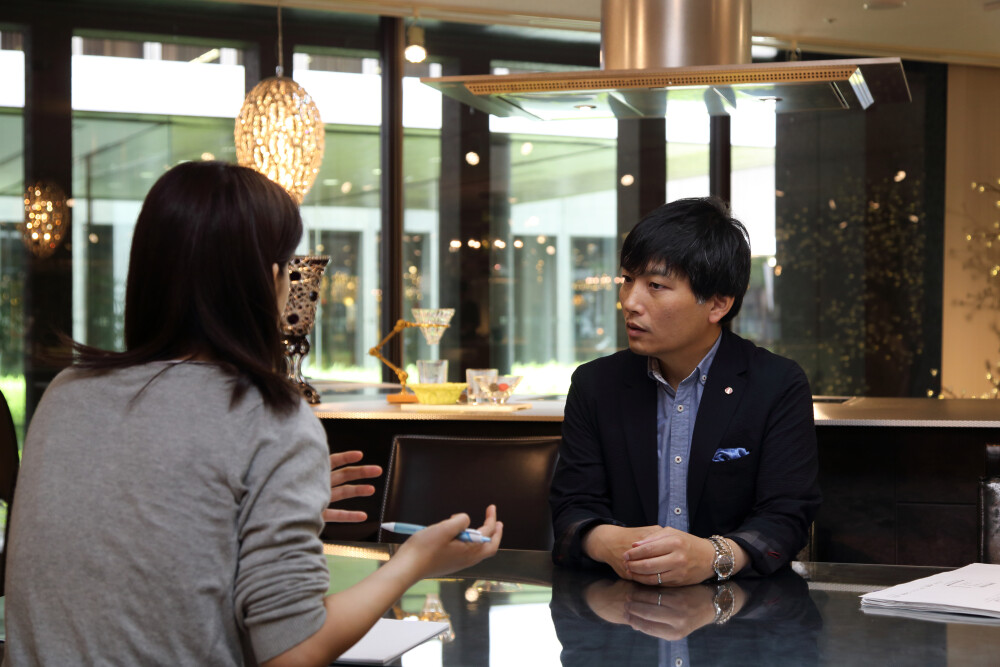 奈良県橿原市のやまぐち建築設計室が不定期ですが、家造りの悩み解決のために行っている家造り無料相談・予約制を大阪のトーヨーキッチンショールームで行っている様子