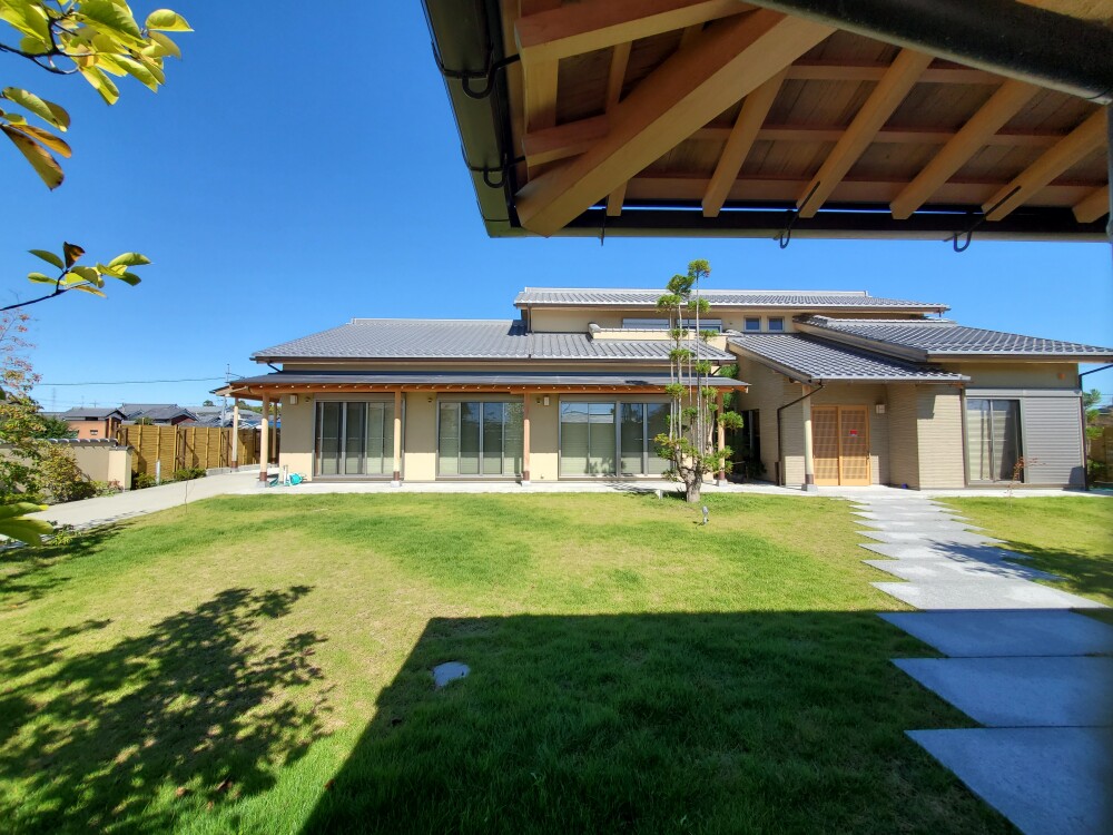 奈良県の和モダン住宅 外構 庭 芝生 本瓦屋根 深い軒 建築家設計 やまぐち建築設計室 高級注文住宅 庭と一体の開放感あるデザイン