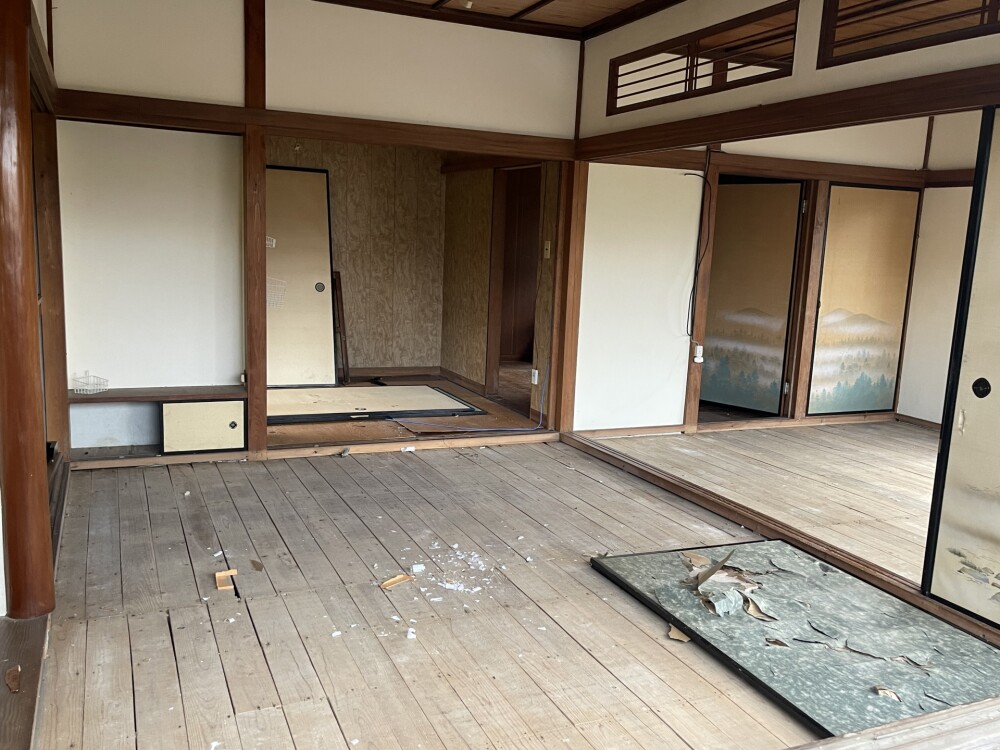 奈良県内の空き家の和室内部。床板の傷みや襖の破損が見られ、長く住まれていない状態の様子。伝統的な木の柱や梁、襖絵が残る古い住宅で、空き家の片付け・原状確認・リノベーション検討前の現状記録として参考になる写真。空き家再活用、実家じまい、古民家再生、和モダンリノベーションの事例検討に役立つ住宅内部の状態。