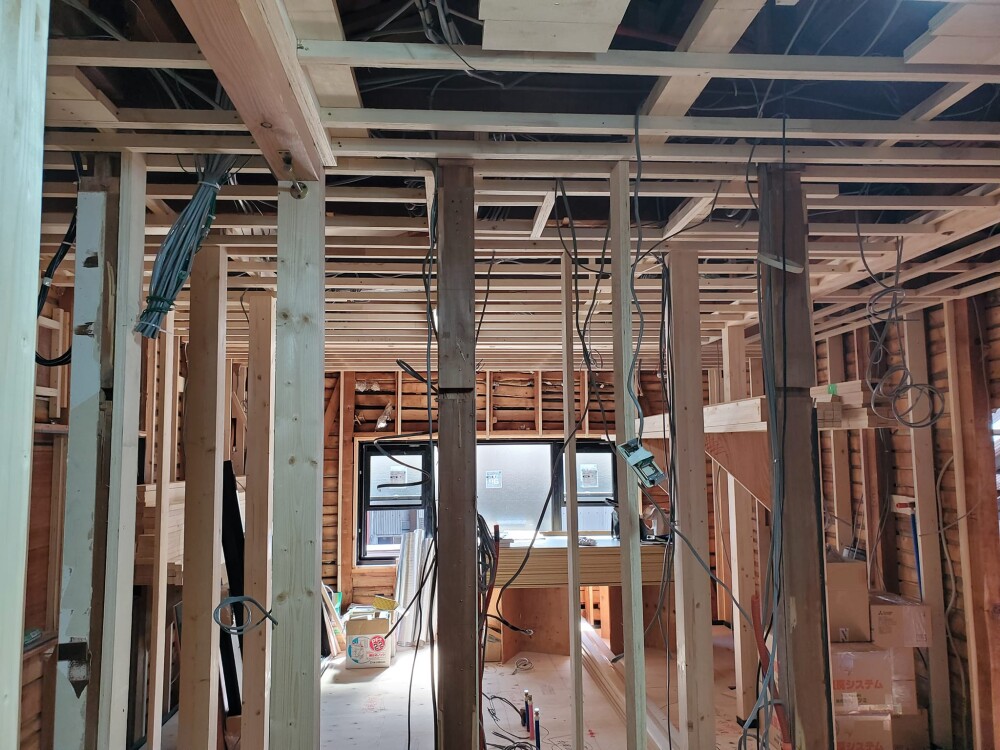 リノベーション工事中の住まい内部。柱・梁・下地・電気配線があらわになった状態で、暮らしの動線と間取りを再構築するための骨組みが見える写真。やまぐち建築設計室が“暮らしの整理から間取りをつくる”プロセスの一場面で、家が新しい暮らしへと生まれ変わる途中の様子を示す。