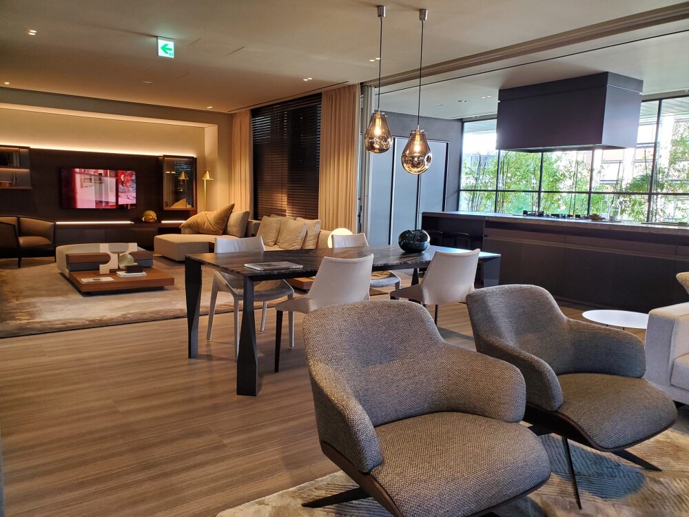 家具ショールームのジオラマ展示。ソファ・ラウンジチェア・ダイニングを緩やかにつなぐレイアウトにより、家具配置が視線、動線、滞在時間に与える影響を示したインテリア空間。住まい設計と暮らしの質の関係性を読み解くための参考画像。