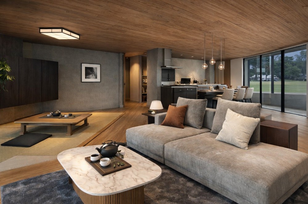 ホテルライクな上質さに和モダンの静けさを重ねたLDK空間。木目天井とグレートーンのインテリアが調和し、余白と光を大切にした暮らしやすい住まいの設計事例。