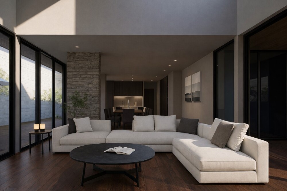 濃いブラウンのフローリングを採用した和モダンなリビング空間。白系のL字ソファと黒のラウンドテーブルを組み合わせ、木質天井と石張りの壁が落ち着きと上質感を演出している。間接照明と大開口サッシにより、重厚感がありながらも開放的な住まいの一例。