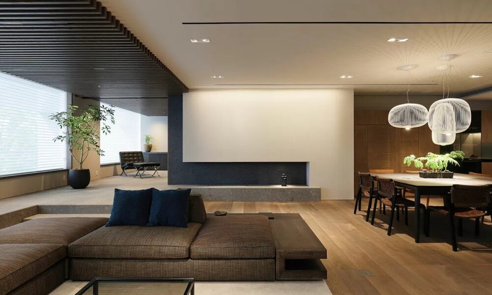 段差と天井の変化で視線と動きを緩やかに制御した、和モダン&times;ホテルライクなLDK空間。過度な情報量を抑えた設計により、ソファに身を委ねるだけで思考が鎮まり、心が回復していく住まいの一角。