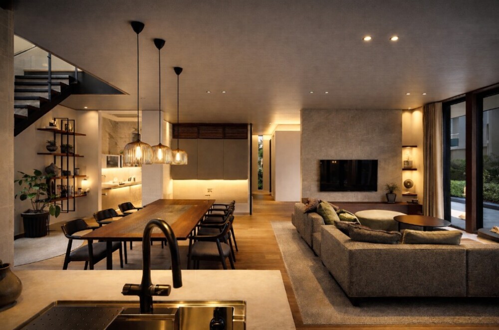 奈良県で建築家が設計した和モダン&times;ホテルライクなLDK空間。 ダイニング・キッチン・リビングを一体的に計画し、間接照明と落ち着いた素材感で、暮らしの質と静けさを整えた上質な注文住宅の内観。