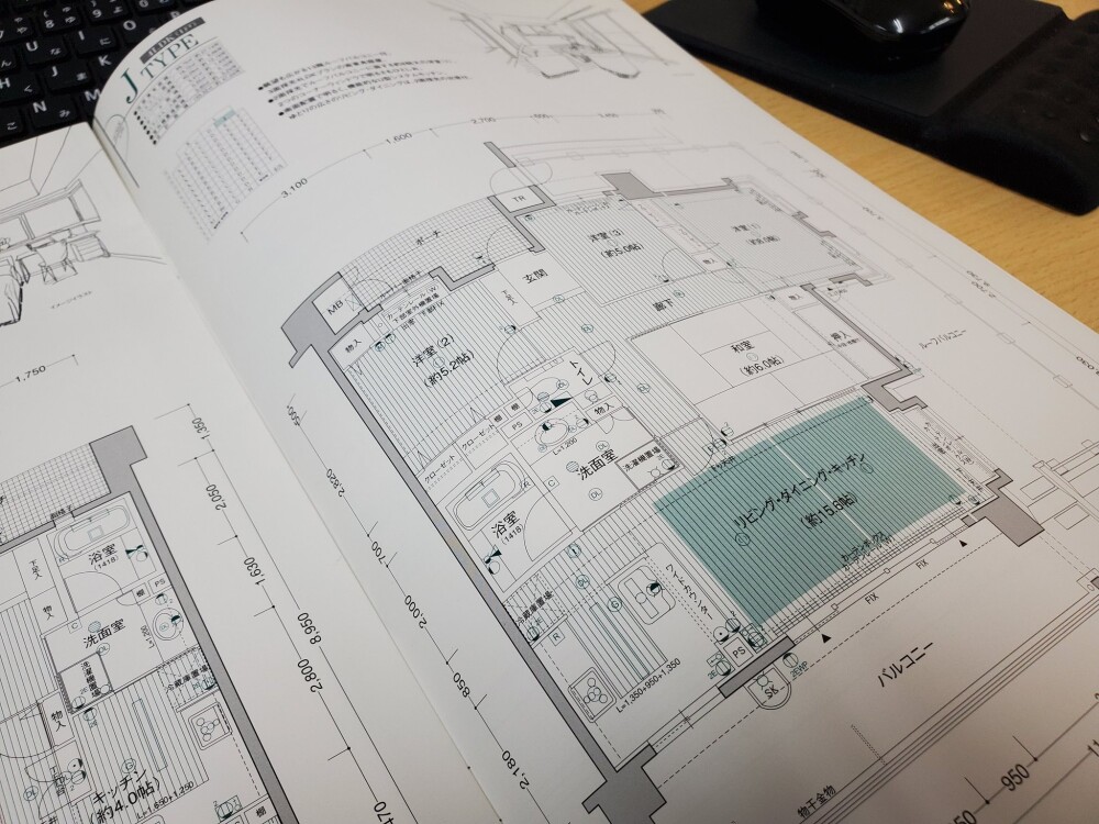中古マンションの間取り図を広げ、建築家とともに住戸リノベーションの可能性を検討している打ち合わせの様子。既存の構造や制約を読み取りながら、動線・採光・収納を見直し、ふたりの暮らしに合った等身大の住まいを設計している。奈良県および近郊エリアでマンションリノベーションを検討する方に向けた実例。
