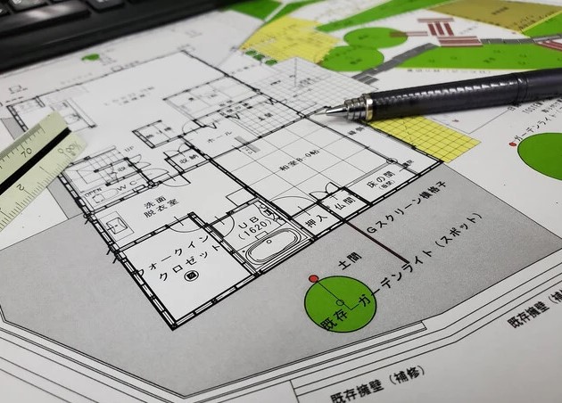 奈良で注文住宅を手がける建築家による設計図面とプランニングの様子。中庭を中心とした間取りや生活動線を検討しながら、暮らし方や時間の質を整える住まい設計を行う打ち合わせの一場面。和モダン住宅の設計プロセス。