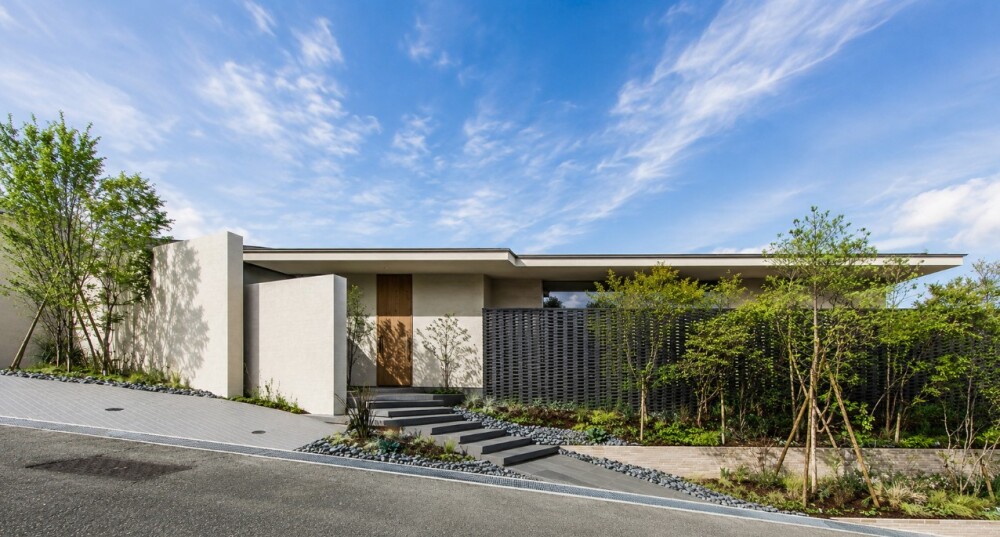 奈良県の郊外に建つ和モダンの平屋住宅。ベージュのジョリパット外壁と水平ラインを強調した軒が美しいデザイナーズ住宅で、周囲の自然や街並みに調和する外観デザインを実現。将来の暮らしや老後も見据えたワンフロアの間取り計画により、家事動線や生活動線、庭とのつながりを大切にした住まい。注文住宅ならではの設計自由度を活かし、土地条件を読み解きながら快適性とデザイン性を両立した奈良の建築家による平屋住宅の事例イメージ。