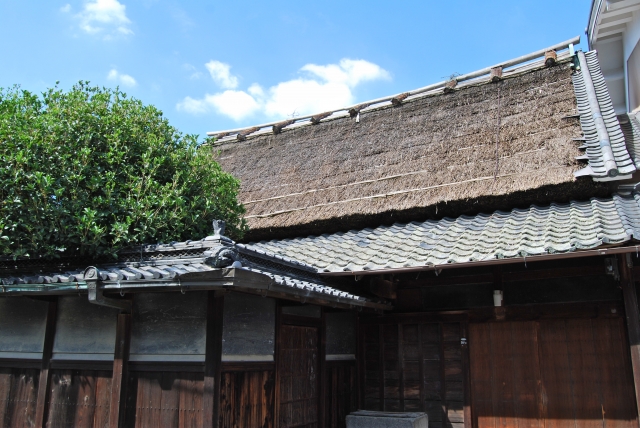 奈良県に残る茅葺き屋根の古民家。実家を相続した後に建替え・リフォーム・売却で迷う方へ向けて、空き家対策や古民家再生、住まいの活用方法を考えるための住宅事例。相続した実家をどのように引き継ぐべきか、暮らしと資産価値の両面から検討する際の参考となる和風住宅の外観。