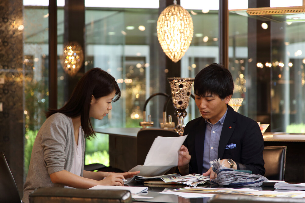 奈良県の設計事務所による住宅設計相談会の様子。建築家がご夫婦と向き合い、新築住宅、建て替え、リフォーム、リノベーション、土地探し、予算計画、間取りの考え方など、家づくりの悩みや不安を整理しながら暮らしに合った住まいを提案している
