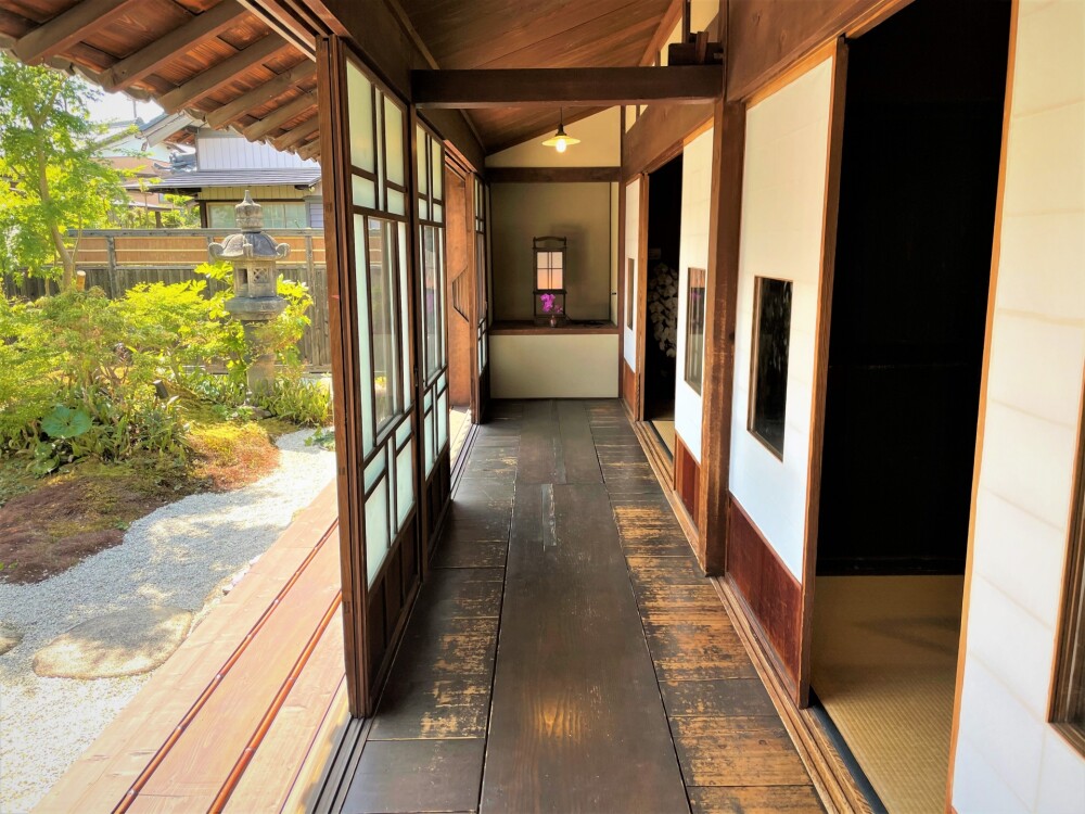 奈良県の相続した古民家を再活用した和風住宅の縁側と庭。古民家リノベーション、空き家活用、古民家カフェ、店舗設計、宿泊施設への再生をイメージできる日本建築の美しい空間。
