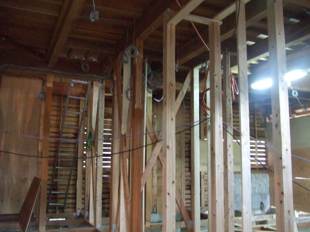 木造二階建ての中古住宅をスケルトン状態まで解体し、柱や梁、筋交いなどの構造を確認しながら進めるリノベーション工事現場