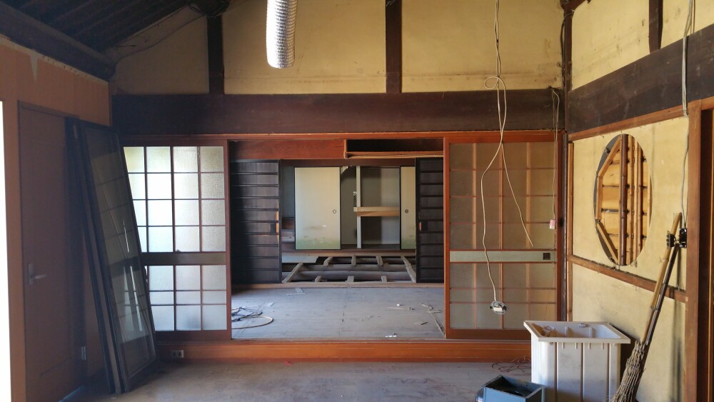 奈良県でリフォームを行う前の、古い梁や障子、丸窓が残る築年数を重ねた木造住宅の室内