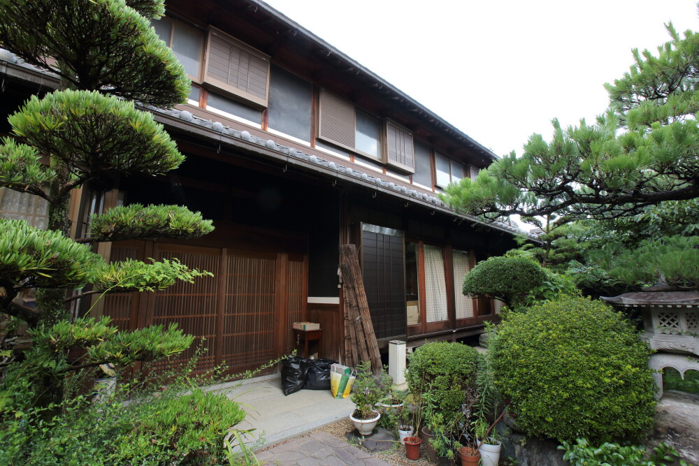 奈良県で築年数を重ねた日本家屋をリフォームする前の外観、瓦屋根と既存の良き日本家屋の雰囲気を残します