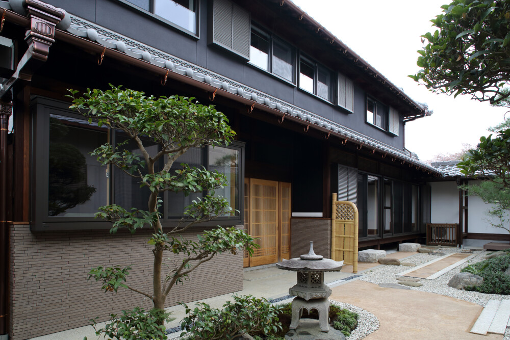 奈良県で築年数を重ねた日本家屋をリフォームし、瓦屋根と既存の庭、松、石灯籠を生かして住み継ぐ和風住宅の外観
