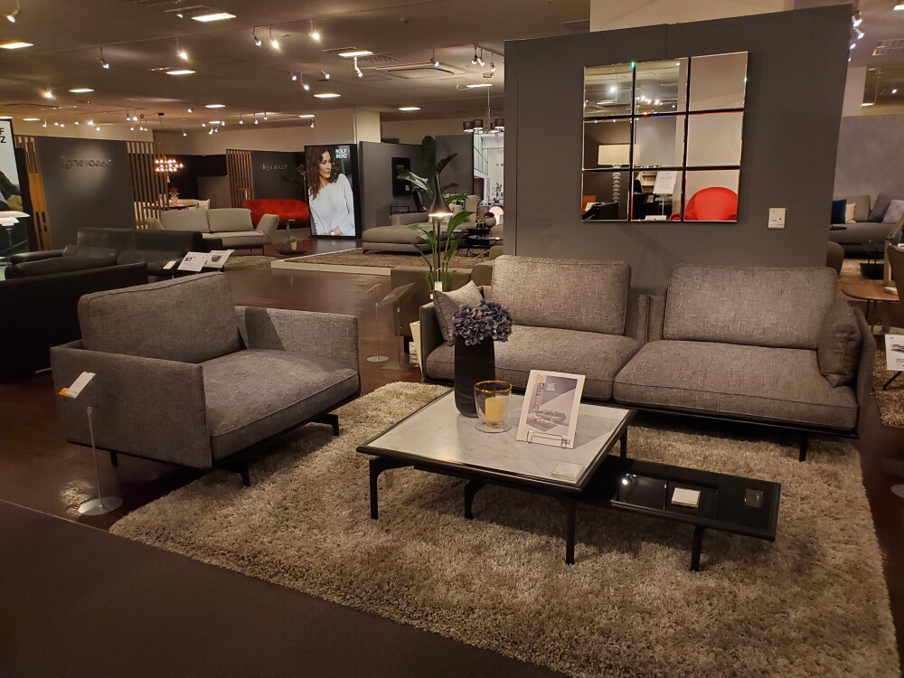 YAMADA×IDC大塚家具大阪南港ショールームに並ぶソファやラウンジチェア、リビング家具。家具の寸法、座り心地、生活動線を確認しながら、建築家が住まいに合う家具選びを検討する展示空間